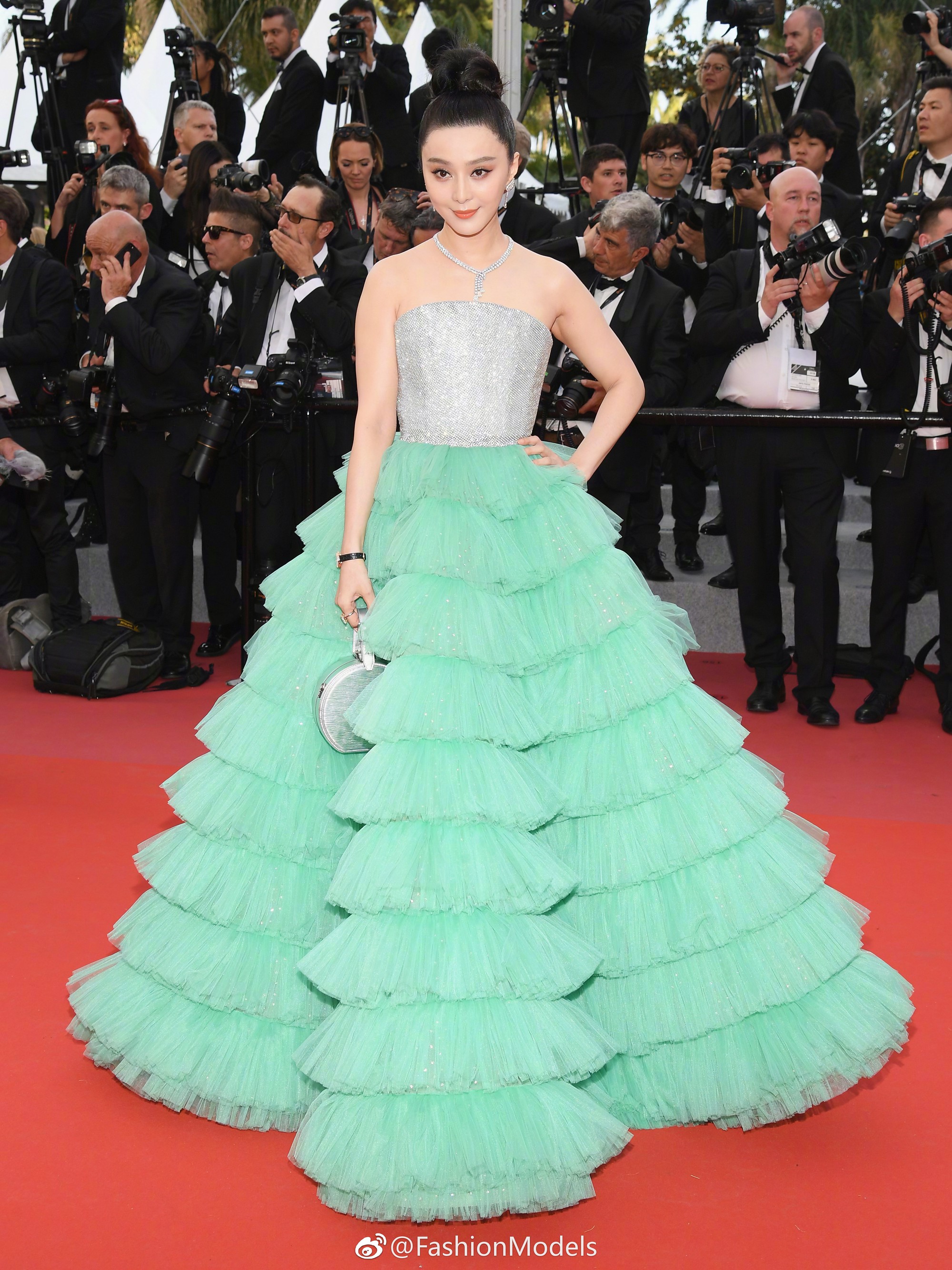 Phạm Băng Băng xuất hiện như một nữ thần trên Thảm đỏ Cannes ngày thứ 4